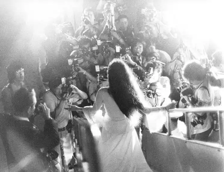 ▷ Yoko Ono, Tokyo, 1974 by Bob Gruen, 2000 | Analogue Photography Best Choice