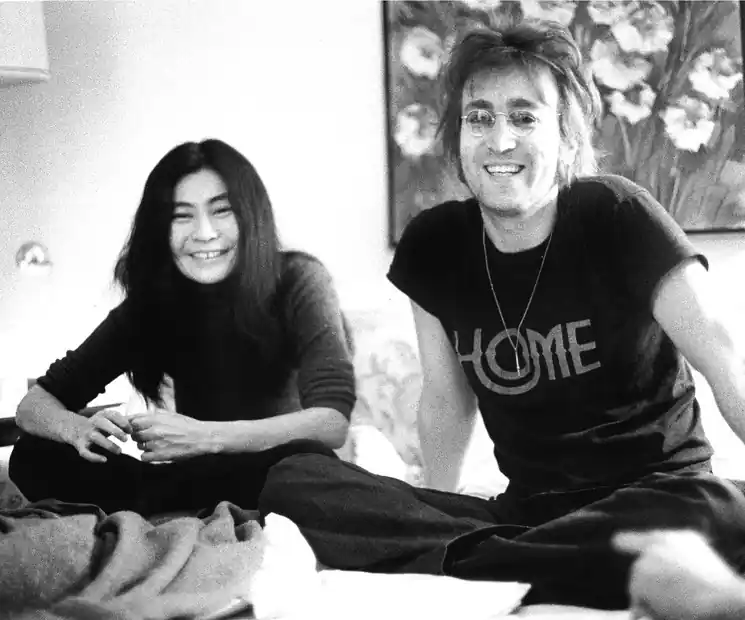▷ John Lennon and Yoko Ono, St. Moritz Hotel, NYC, 1972 by Bob Gruen, 2000 | Analogue Photography Affordable