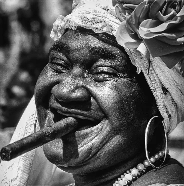 ▷ La dama de la plaza by James Sparshatt, 2000 | Black & White Edition Photographies Best Price